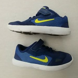 Nike Revolution 3 sneakers